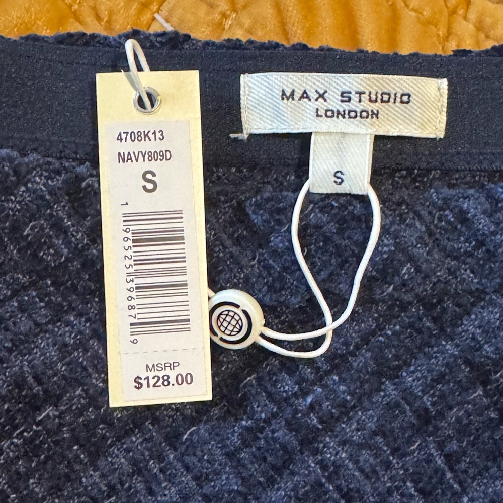 Pull-on style NAVY boucle fabric skirt